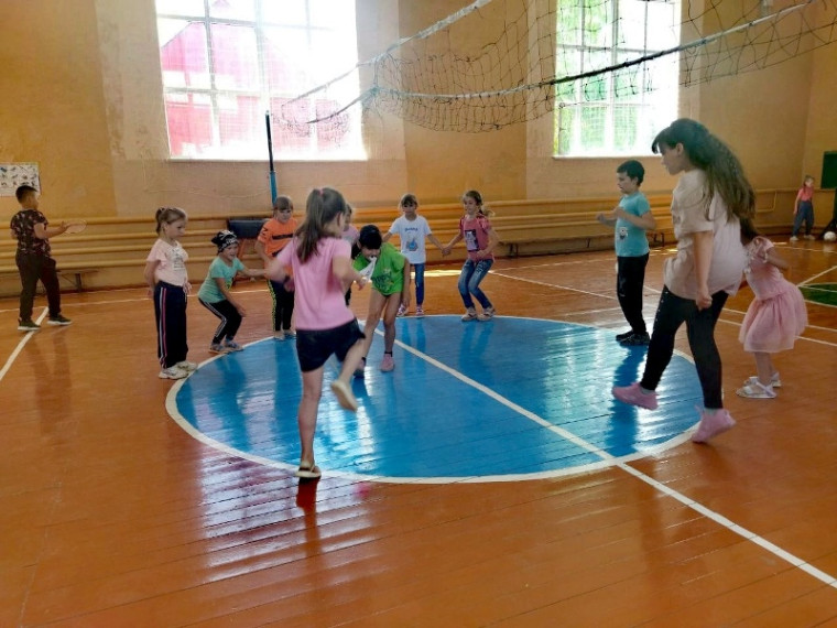 Игры среди волонтёрского отряда «Знамя Победы» и младших классов.