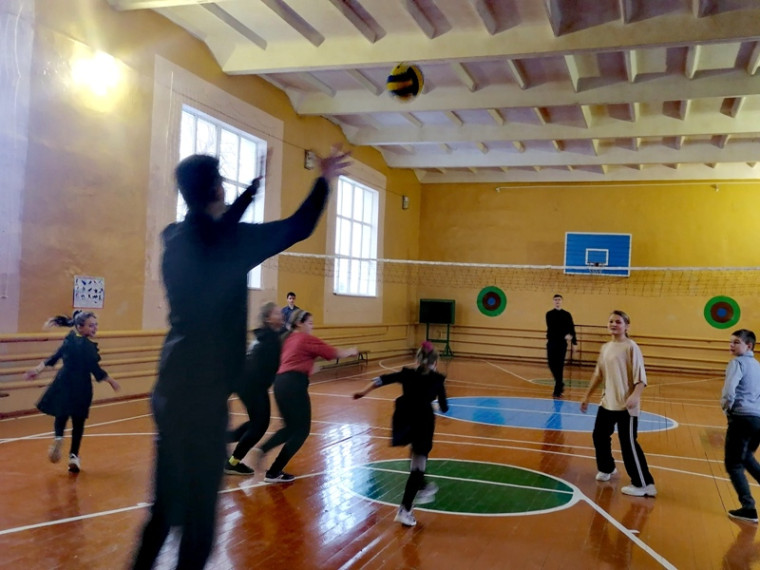 Игры среди волонтёрского отряда «Знамя Победы» и младших классов.